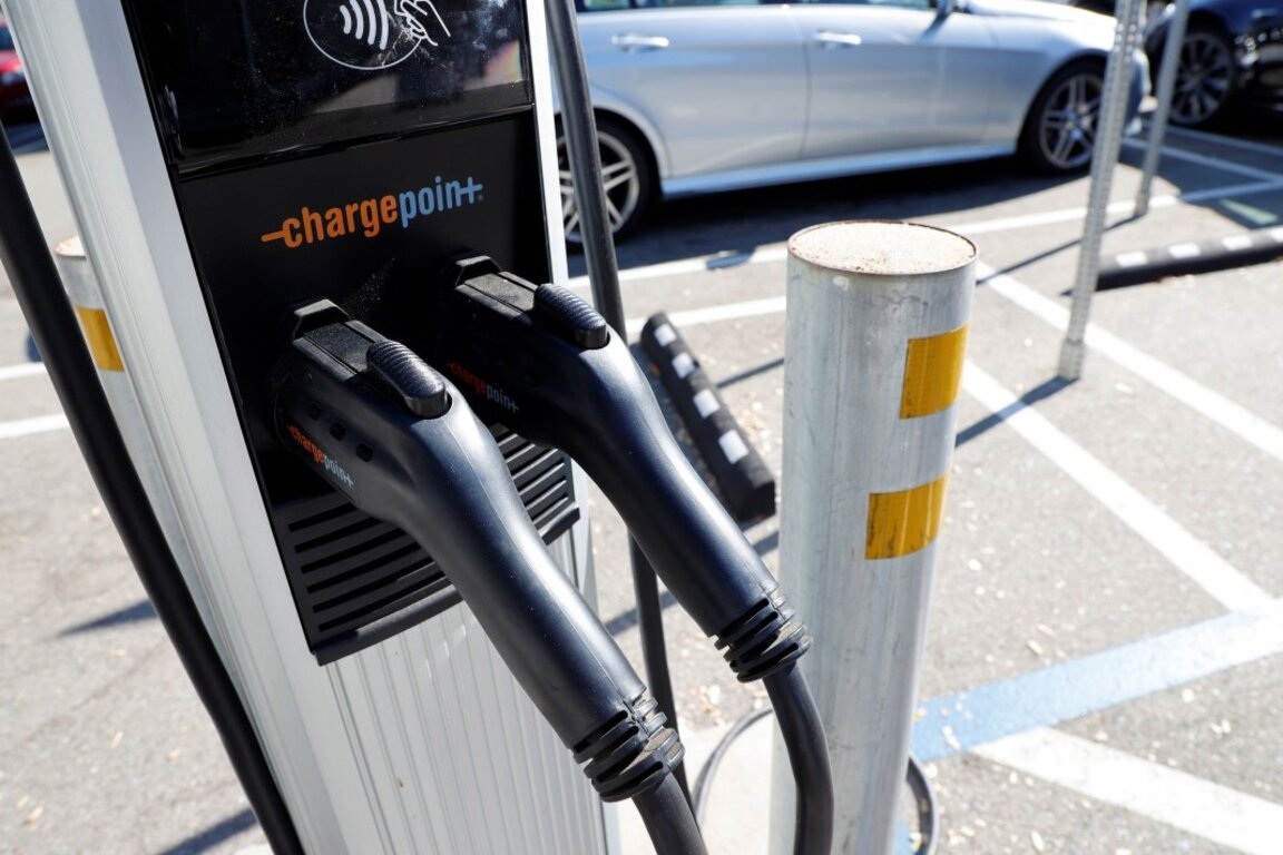 Зарядните центрове ще бъдат разположени на ключови точки и по