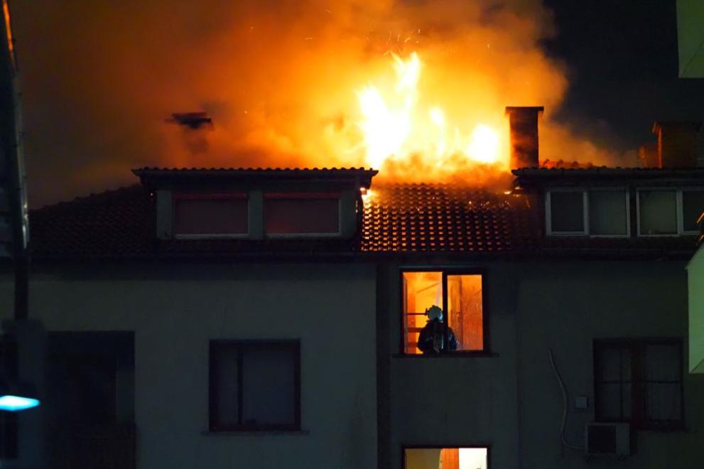 На мястото са изпратени 7 линейки  Според МВР огънят е