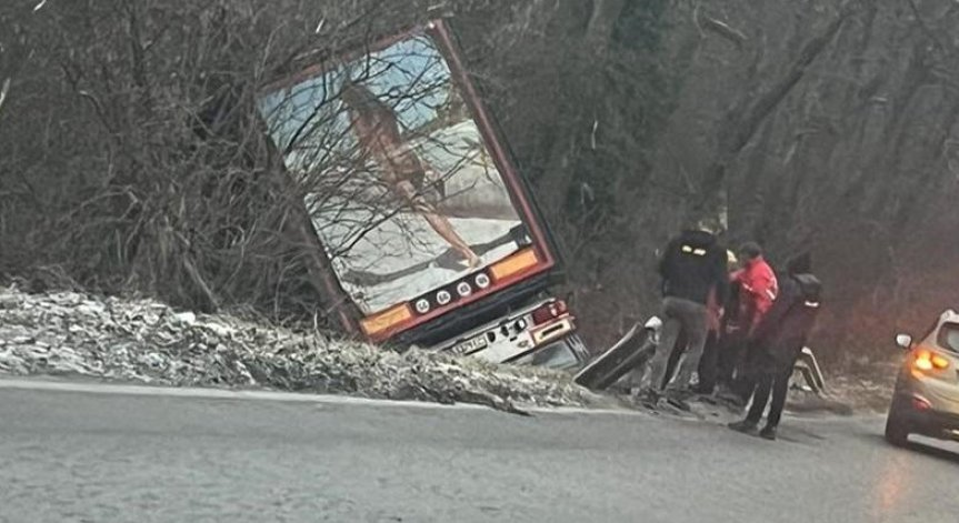 Поради инцидента движението на товарни автомобили от Свиленград към пропускателния