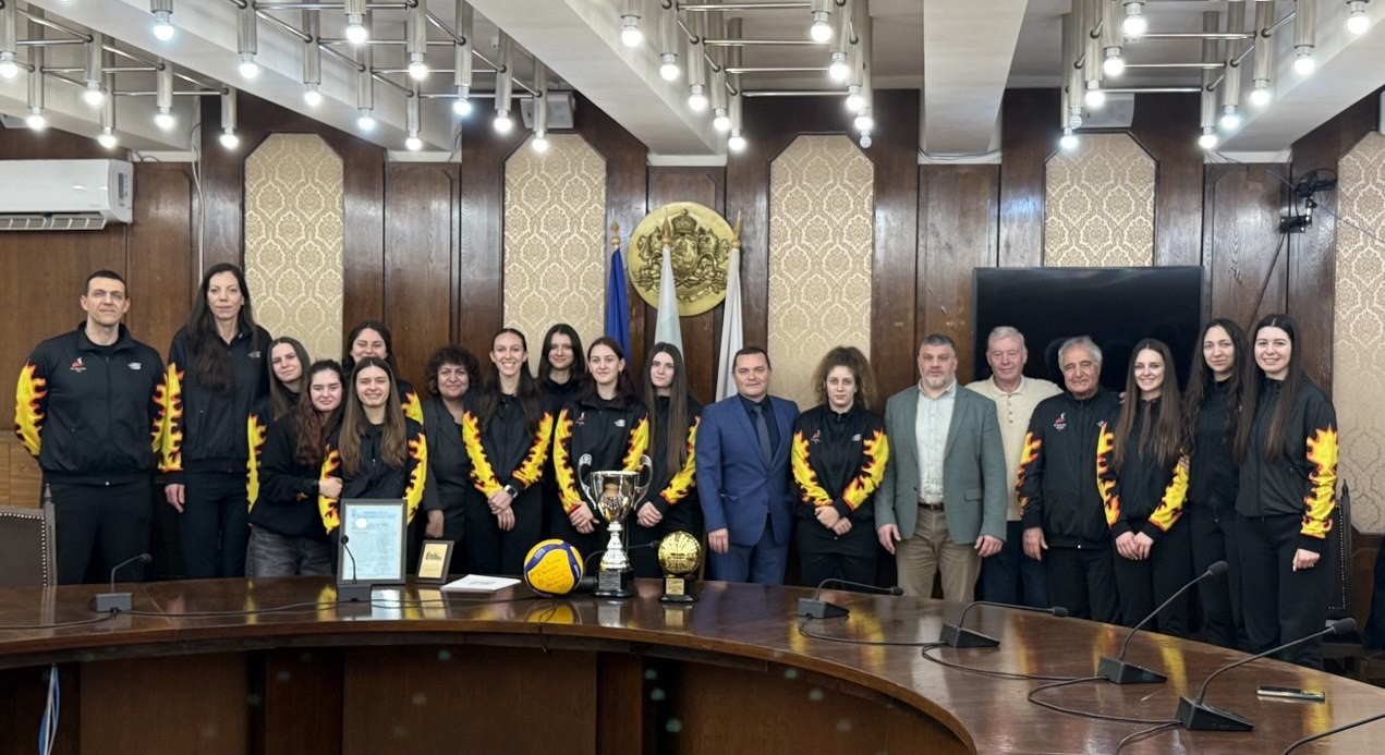 На официална церемония в сградата на Общината кметът връчи почетен