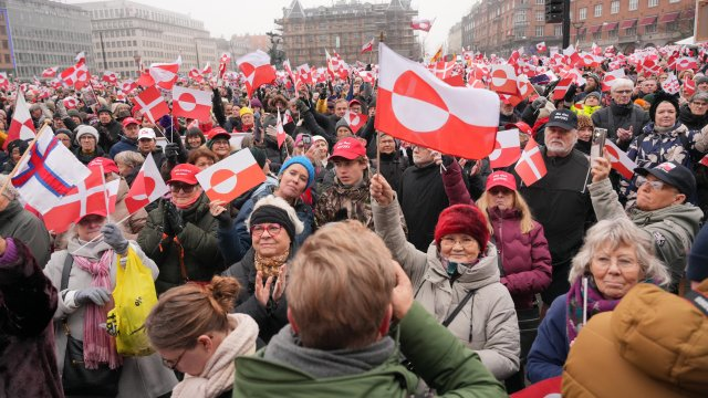 В текста се подчертава че Гренландия принадлежи единствено на гренландския
