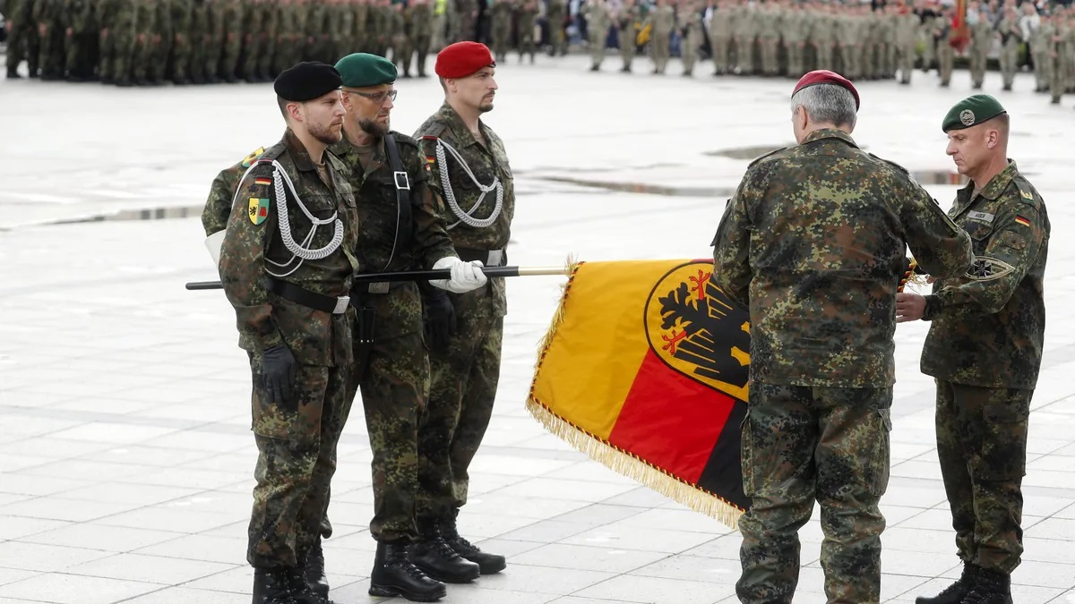 Изданието цитира генерал лейтенант Гералд Функе началник на Командването за