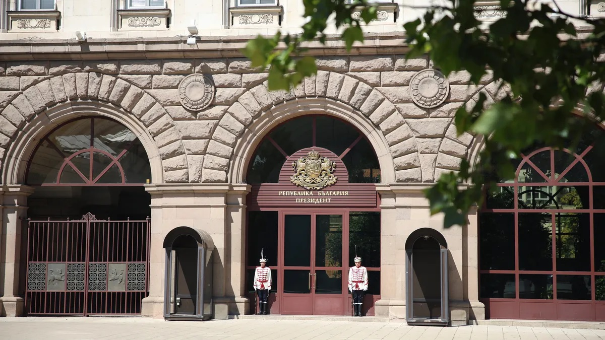 До момента двама от поканените заявиха готовност да поемат поста