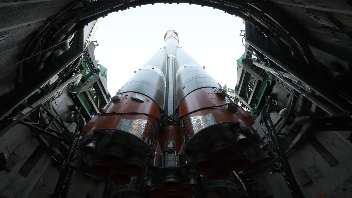 Според изчисленията втората част на ракетата ще започне да навлиза