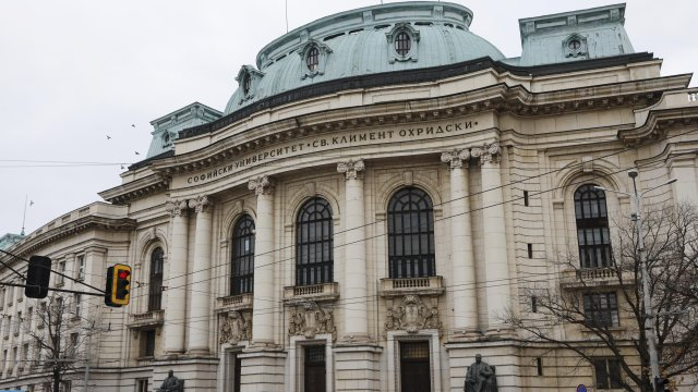 Според решение на Академичния съвет на висшето училище цитирано от