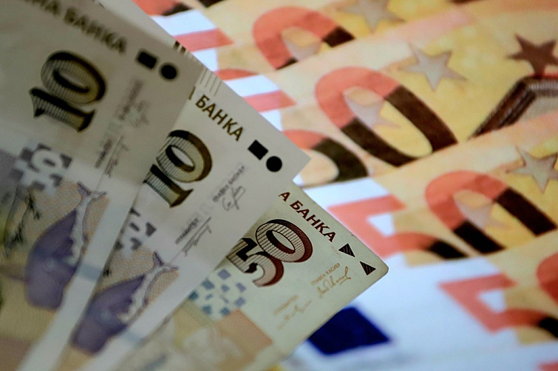 Към 6 февруари 2026 г в страната са пуснати евробанкноти