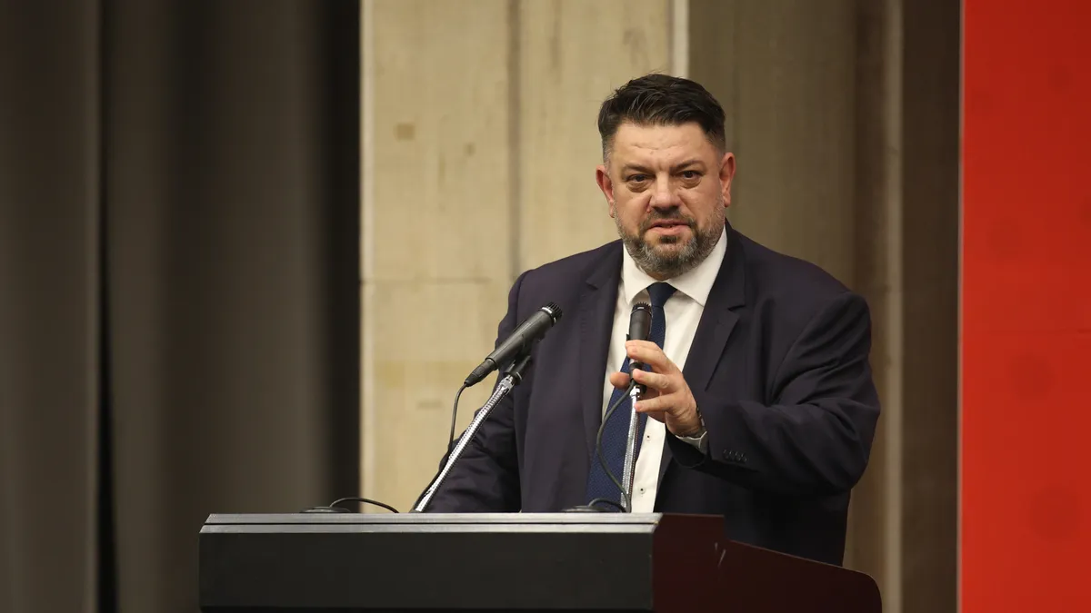 Той отчете че в партията се чуват гласове на гняв