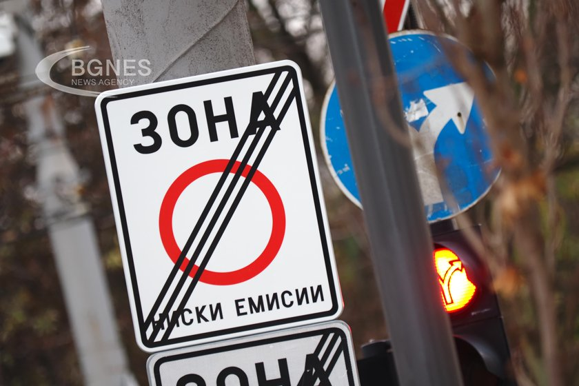 През януари 2026 г намалението е с около 30 000