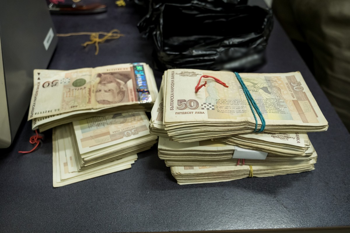 Според анализа причините са свързани с устойчиви мрежи на влияние