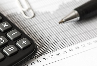 Заради по бързото нарастване на вноса търговското салдо за декември