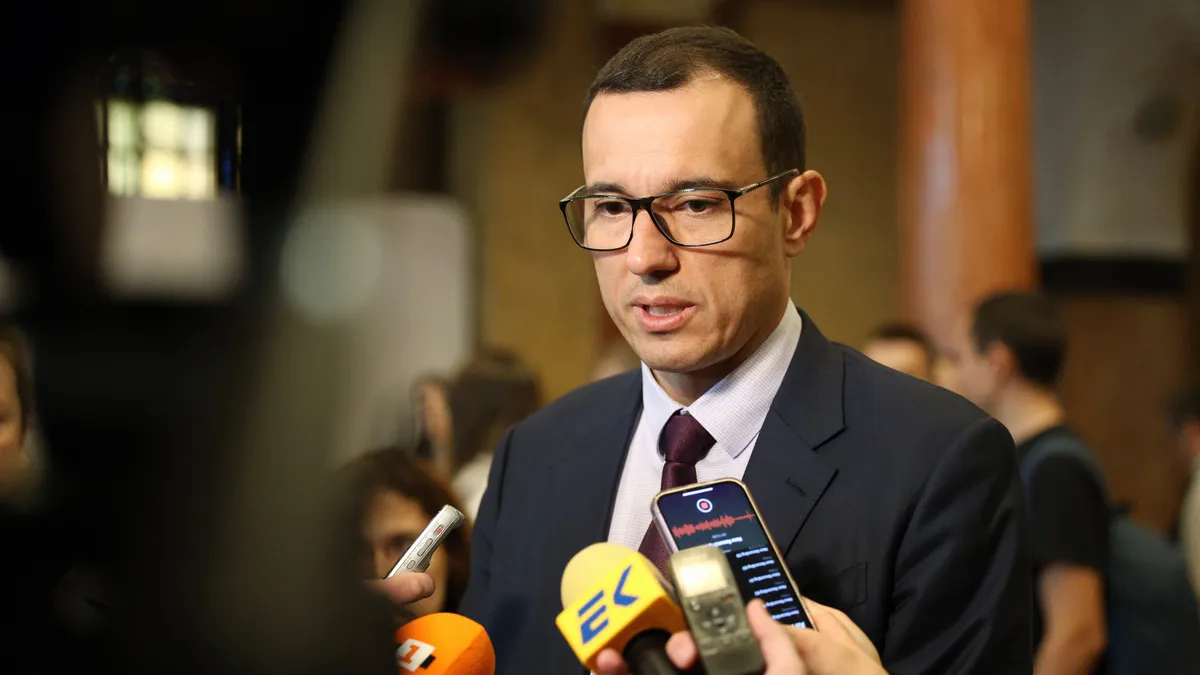 Според него временното ръководство подписва договори за десетки милиони плаща