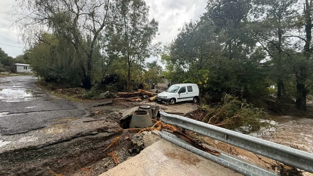 Пороите са разрушили пътя към селото на две места като