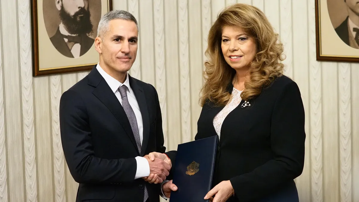 Списъкът одобрен от президента включва  Постът на вътрешен министър считан