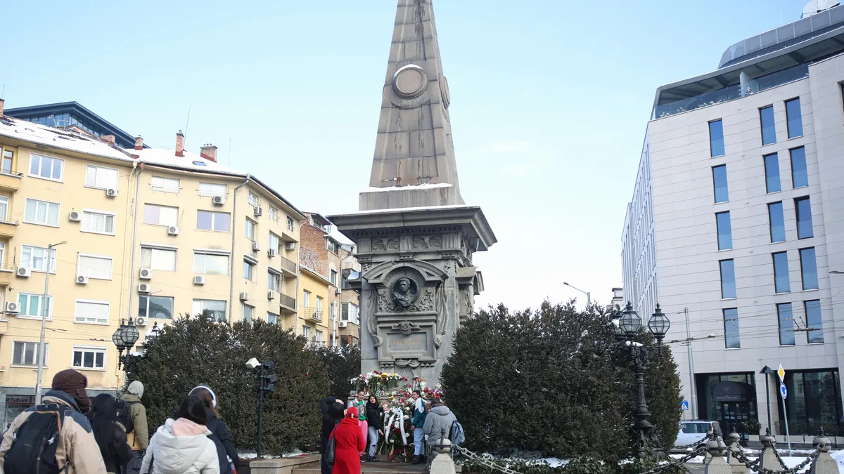 Във връзка с организирането на възпоменателната церемония пред паметника на