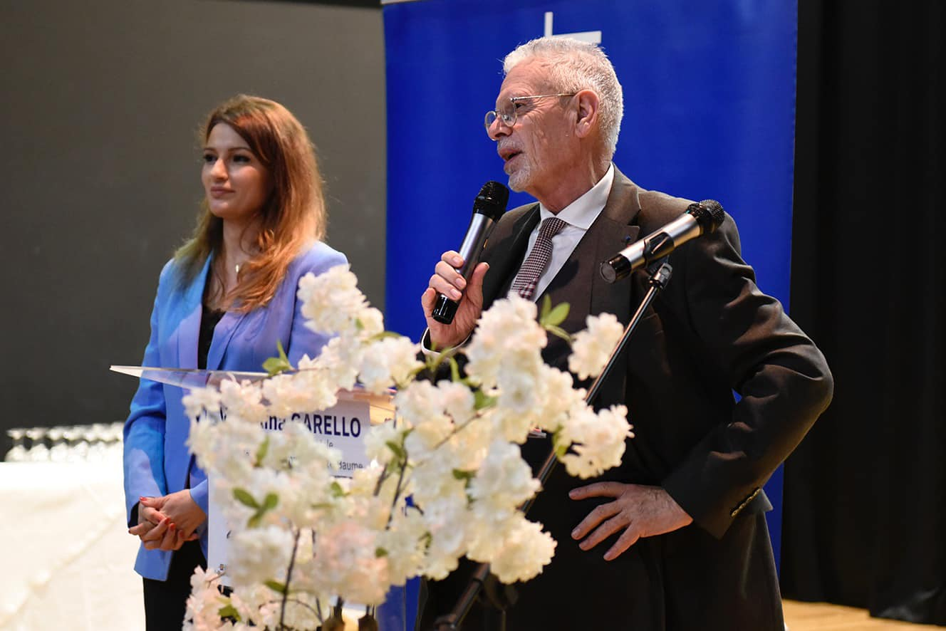 Родена като Веселина Спасова тя изгражда кариерата си във Франция