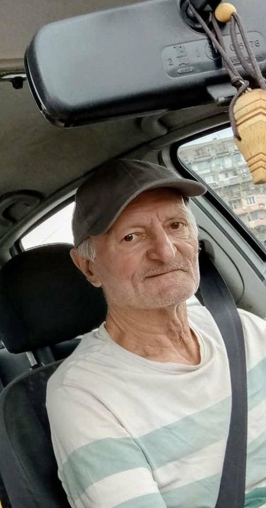 По описание на полицията издирваният е висок около 170 сантиметра