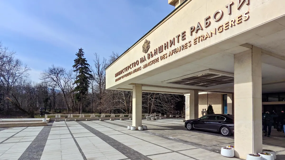 Малко след като подминава Кочани при разклон за града се