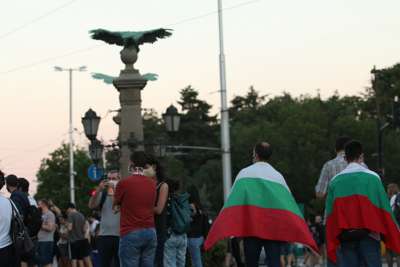 Протестиращите се преместиха в района на Орлов мост и блокираха