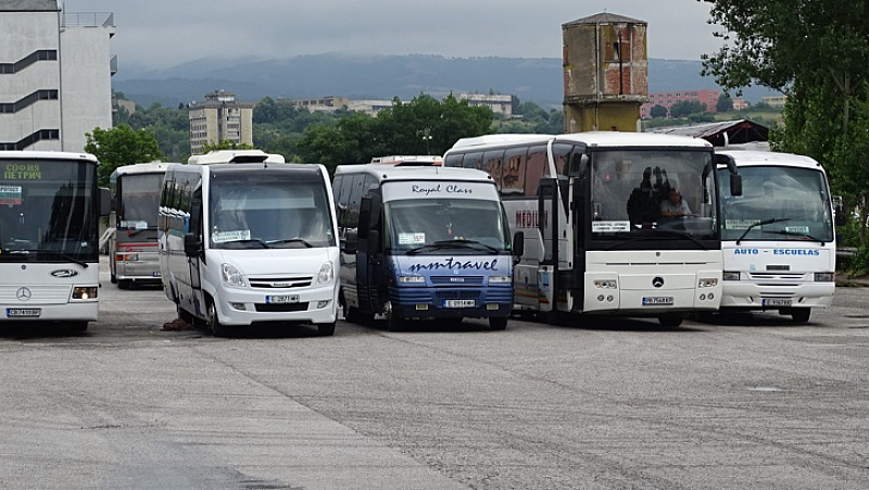 8 са към момента сезонните автобуси по посока Черноморието освен