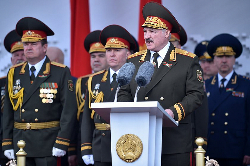 Около 65 000 души служат в белоруската армия 15 000