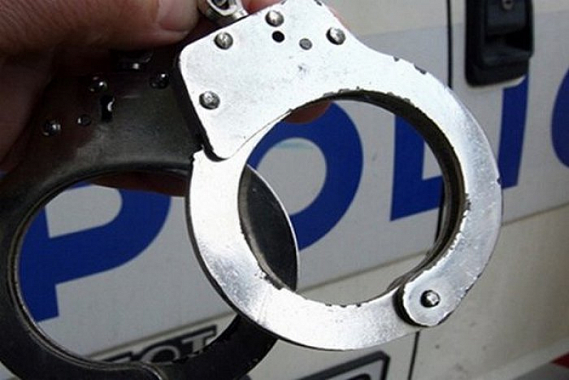 Според информацията, 48-годишният полицай е арестуван на работното си място
