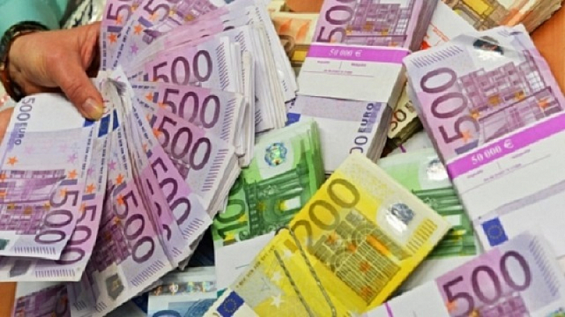 Еврото поевтинява с 1,3% към 20-годишно дъно от 1,0280 долара,