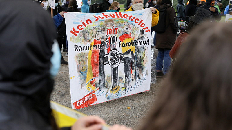 Близо хиляда души протестираха в центъра на Франкфурт, по призив