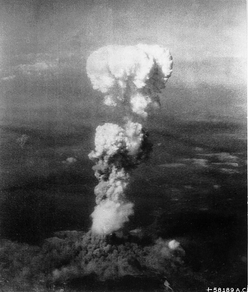 През 1945 г САЩ извършват първата атомна бомбардировка в света