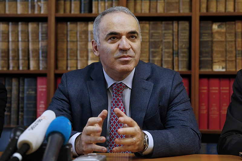 Каспаров участваше в кръгла маса посветена на демократичното бъдеще на