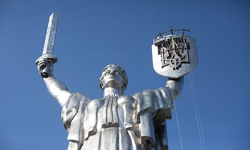 Паметникът 62 метрова стоманена статуя на жена воин е построен