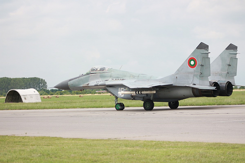 Самолетите МиГ 29 и учебните самолети които са базирани на летището