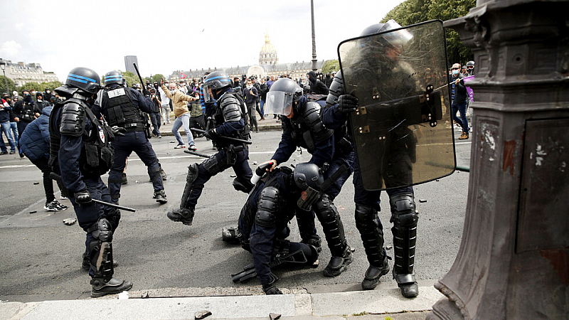 Полицията в Париж употреби сълзотворен газ за да пресече безредици