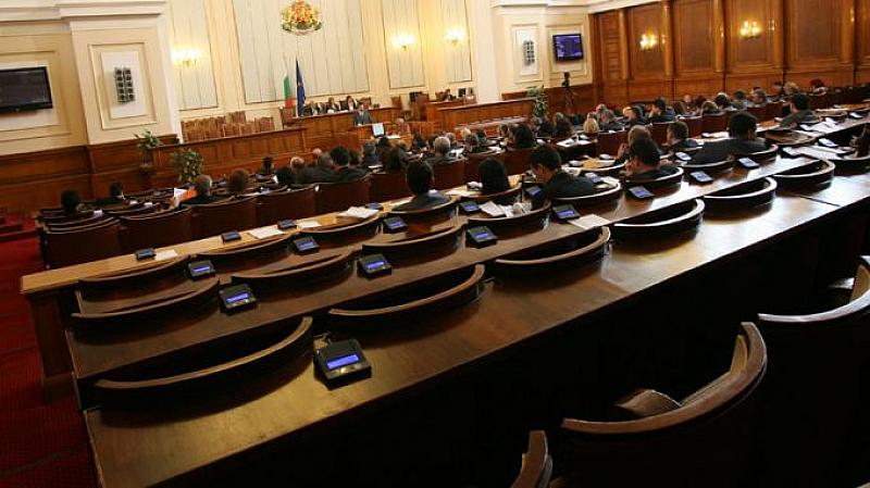 На днешното заседание отстъстваха депутатите от ГЕРБ СДС Демократична България и