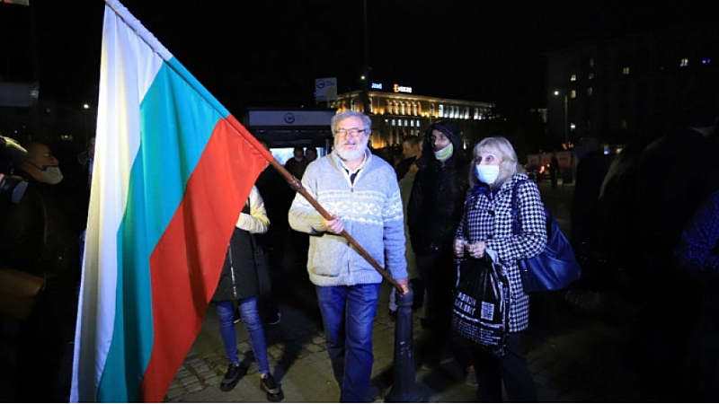 Близо час антиправителствени демонстранти блокират булевард Дондуков в столицата пред