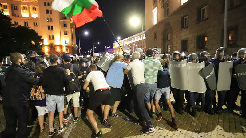 Заради безредиците по време на антиправителствентите протести в София прокуратурата