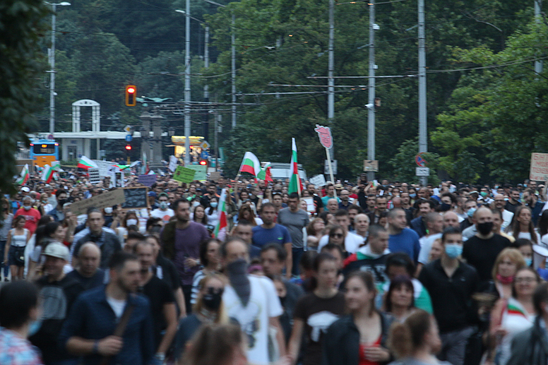 Десетият антиправителствен протест в София приключи пред паметника на Васил