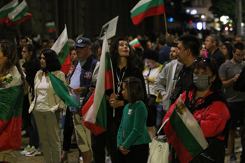 67 вечер на антиправителствени протести От Отровното трио обявиха датата