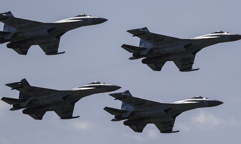 За първи път руски и китайски военни самолети кацат на