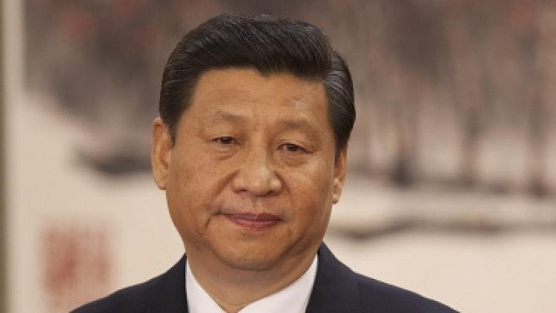 Показани бяха кадри как Си посещава експозиция в Пекинския изложбен