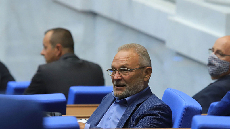 Още един депутат Чавдар Велинов напуска парламентарната група на