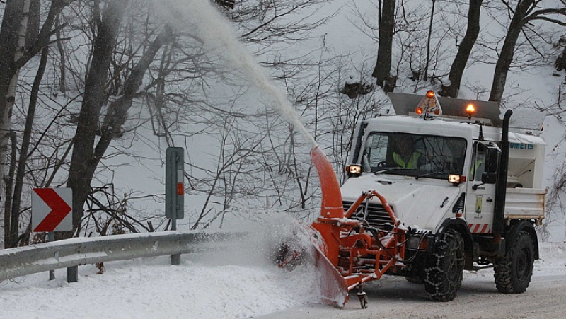 608 снегопочистващи машини работят към момента в цялата страна 1800