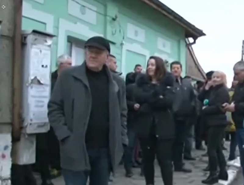 Жителите на Бобов дол протестират срещу тежкотоварните камиони които натоварени
