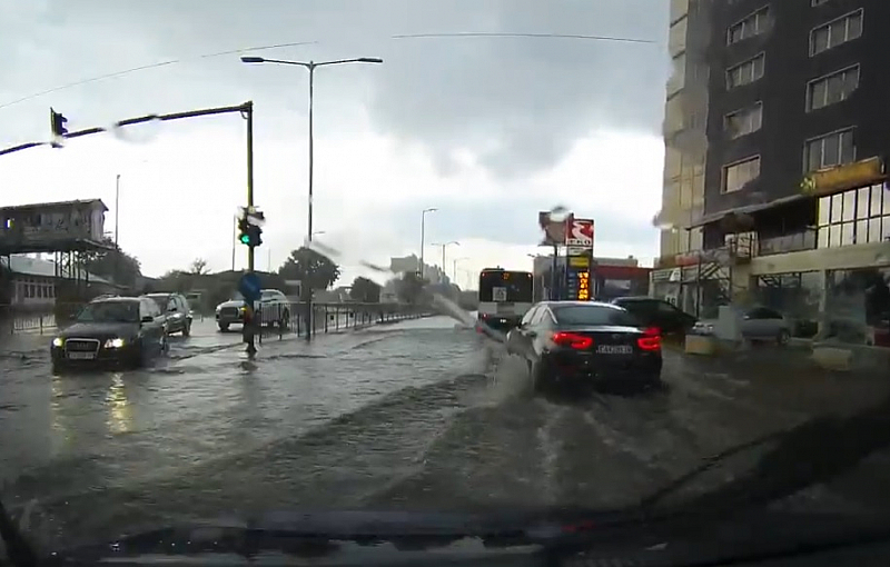 Пороен дъжд отново наводни улици и затрудни движението във Варна