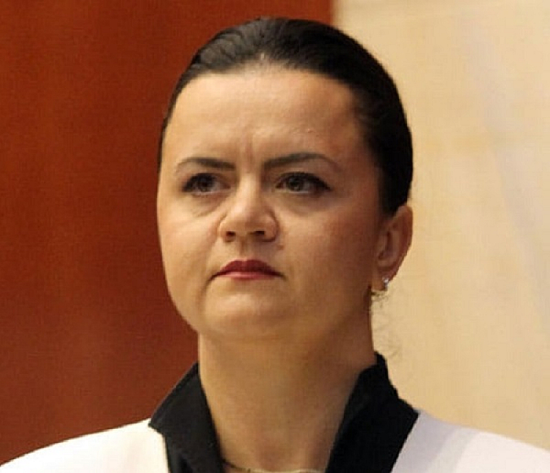 Заместник председателят на македонския парламент Фросина Ременски е поставена под домашен