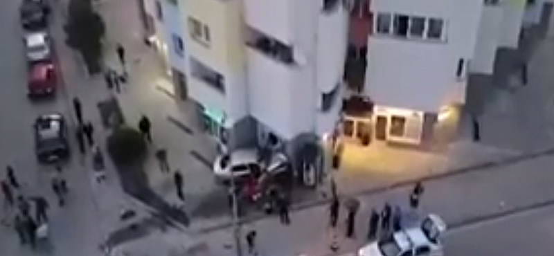 Пиян 22 годишен шофьор се вряза в сграда в Габрово Той