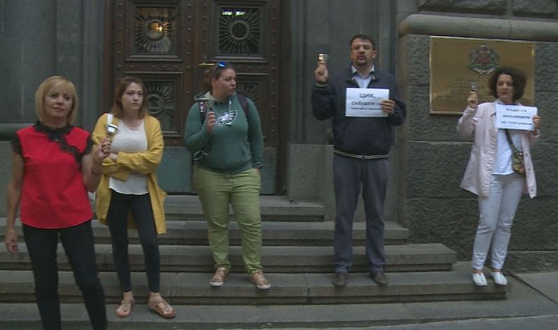 Председателят на Гражданската платформа Изправи се БГ Мая Манолова с акция