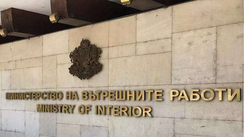 Българските граждани избират 240 представители в 50 ото Народно събрание както