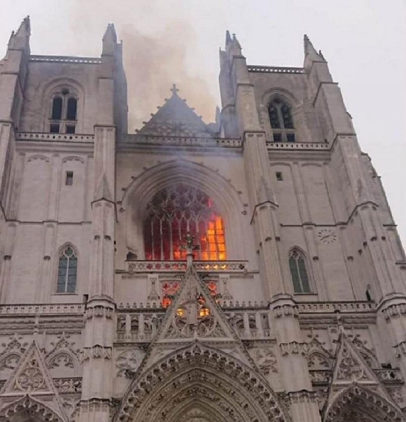 Пожар избухна тази сутрин в катедралата в град Нант Западна