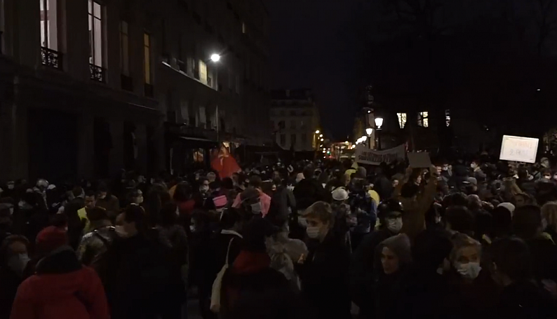 Парижани протестират срещу законопроекта за глобална сигурност Протестиращи се събират
