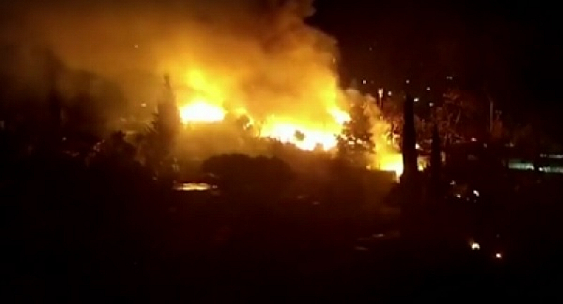 Пожарът, който избухна вчера следобед край Сливен, все още не
